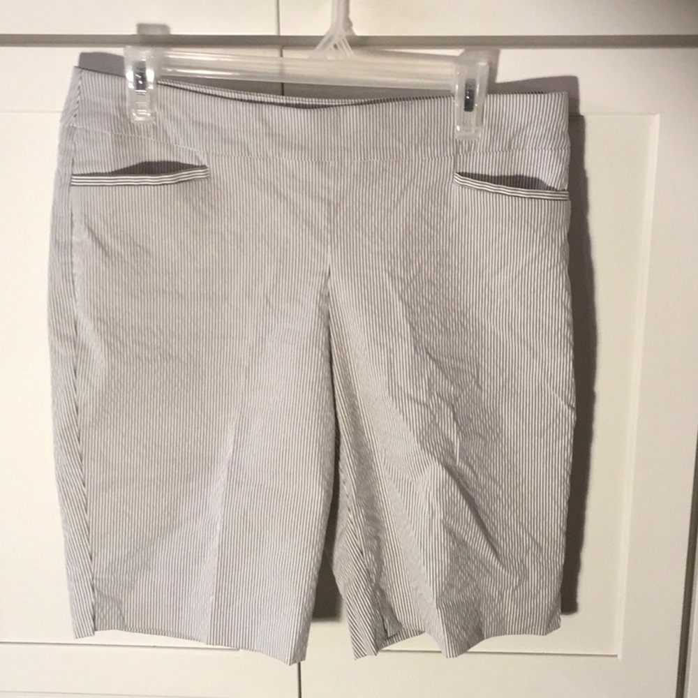 NWOT CHICOS GREY STRIPED SHORTS. STRETCHY. SIZE 1.5 OR 10-12.